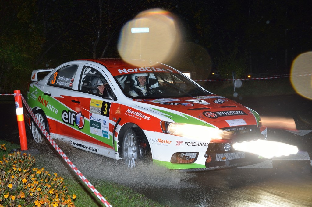 Steen Andersen og Mie Petersen havde svært ved at få deres Mitsubishi Lancer Evo X til at stå fast på de regnvåde veje under løbets første nat
(Foto: Michael Eisenberg)